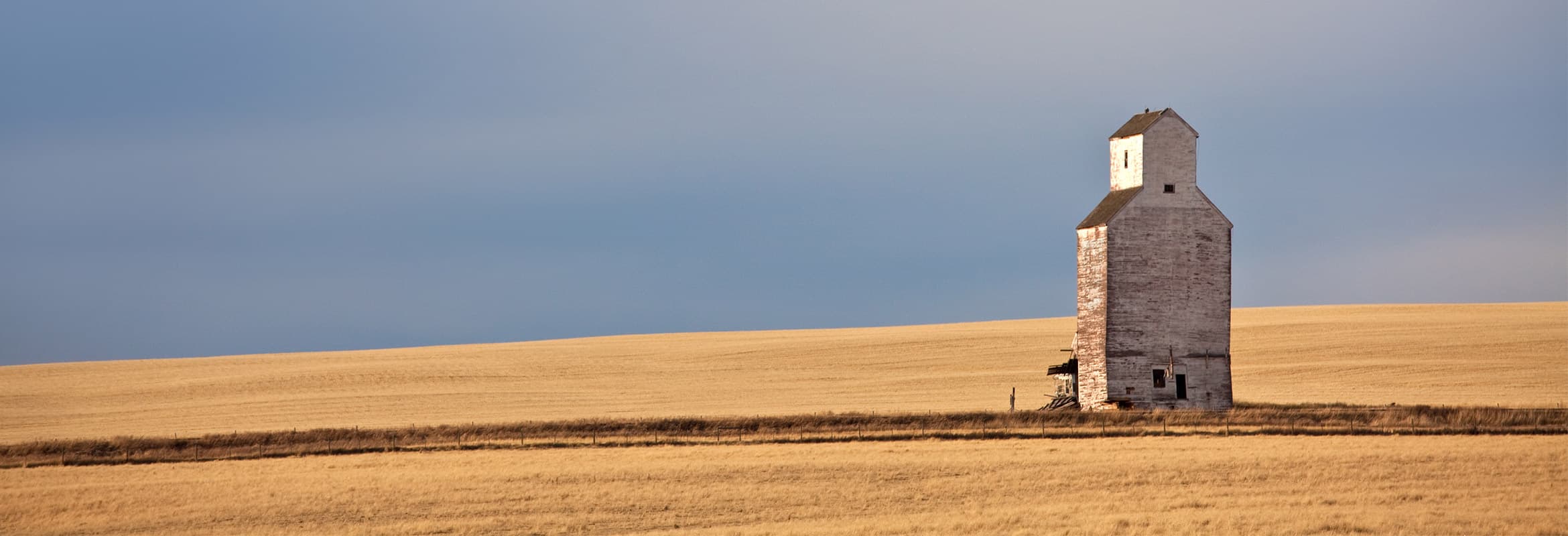Image - An old grain elevator on the plains in Alberta
